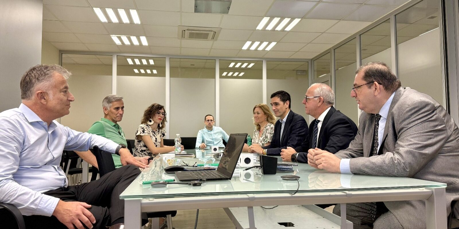 Visita Taghleef con Jesus Estrella en mesa