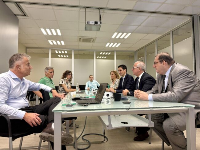 Visita Taghleef con Jesus Estrella en mesa