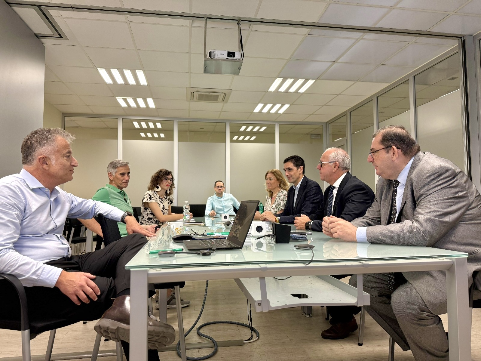 El delegado del gobierno de la Junta de Andalucía y el alcalde visitan Taghleef ante el proyecto de ampliación en el Llano Mazuelos