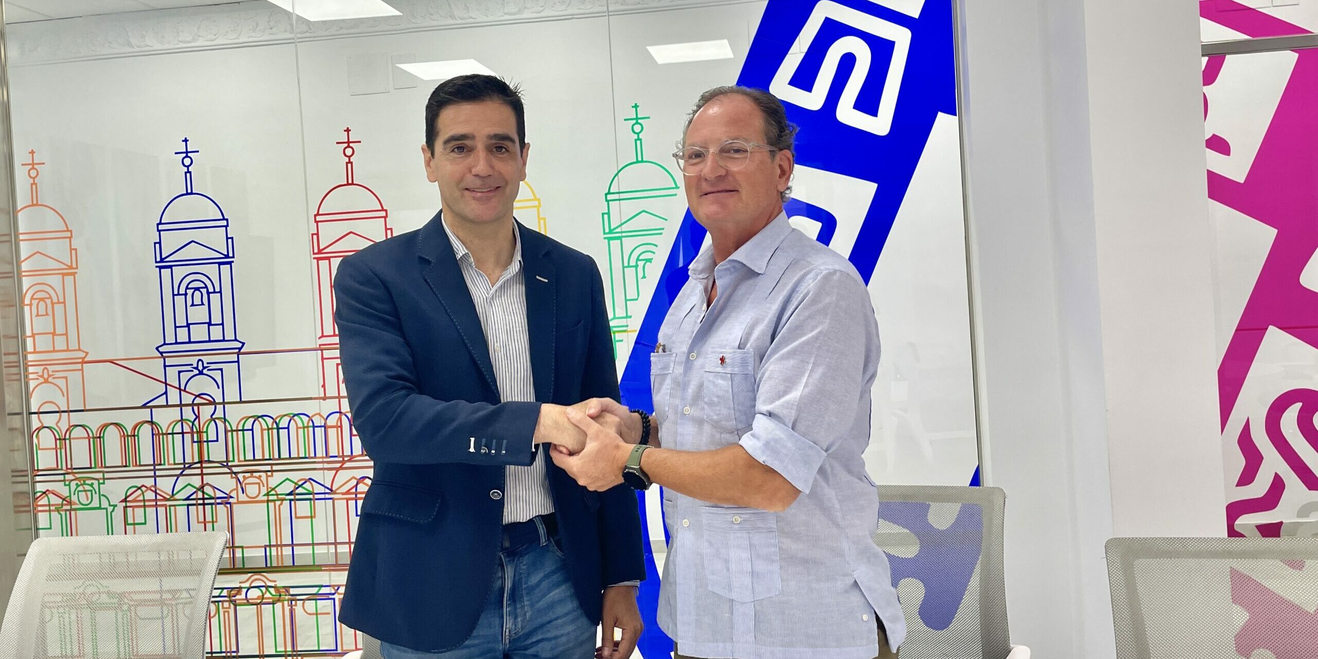 Marino Aguilera y Miguel Ángel Maldonado en la firma del convenio de Cruz Roja
