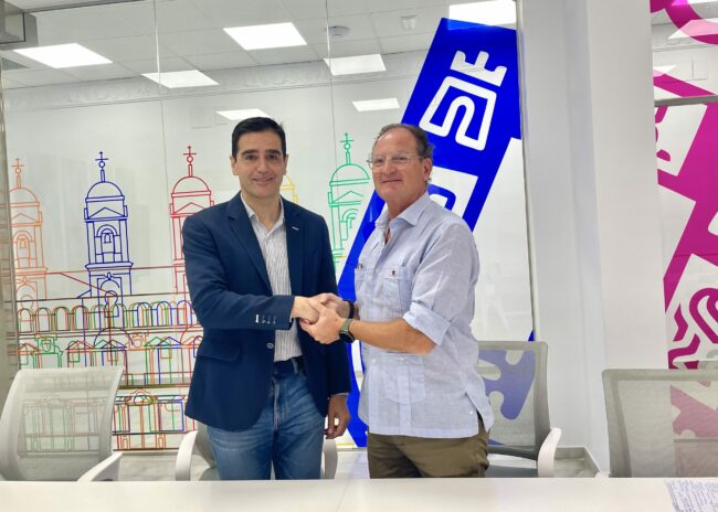 Marino Aguilera y Miguel Ángel Maldonado en la firma del convenio de Cruz Roja