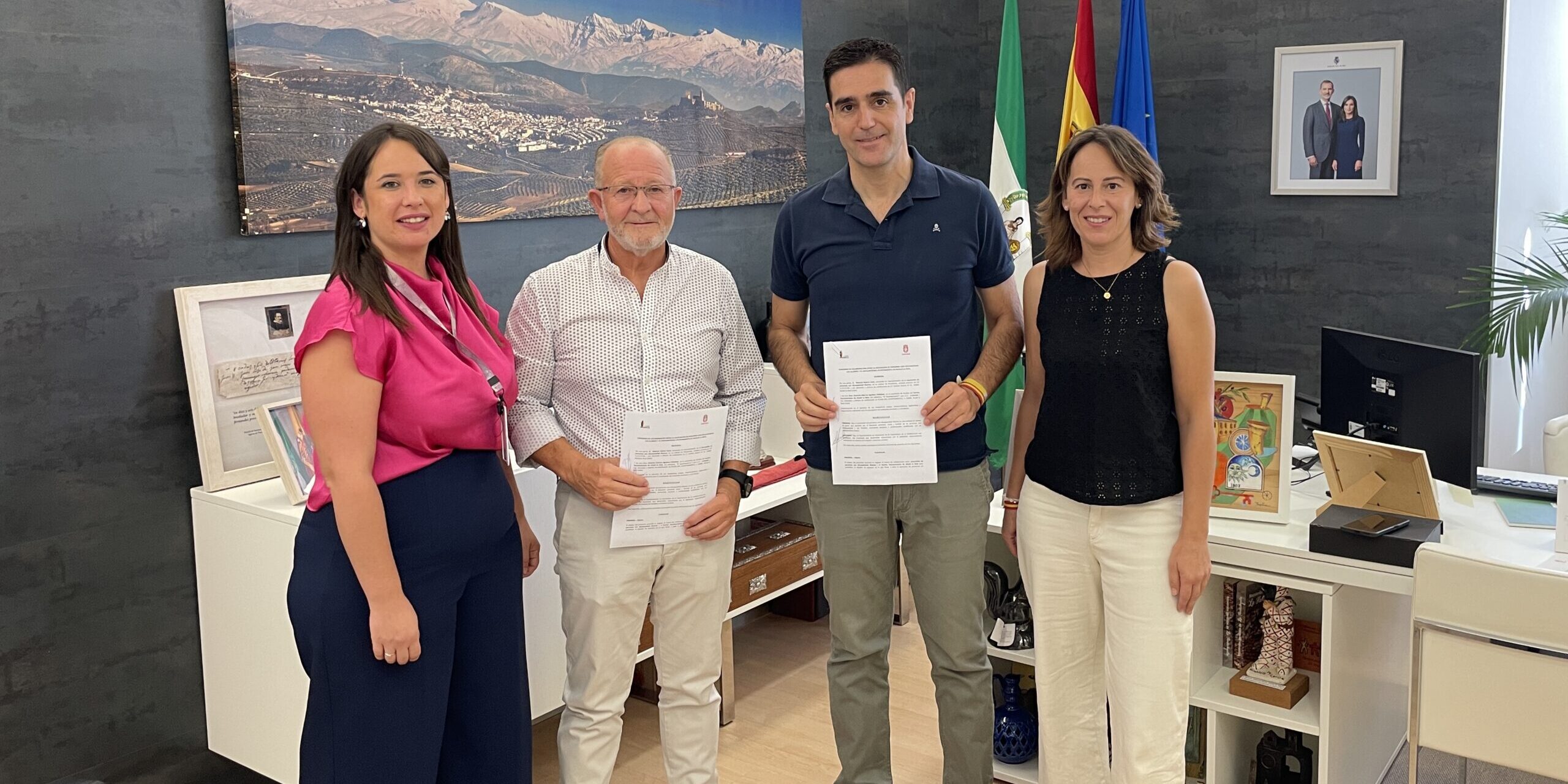 Firma convenio Alamos 2025 Marino y Merce Linares de pie