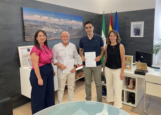 Firma convenio Alamos 2025 Marino y Merce Linares de pie