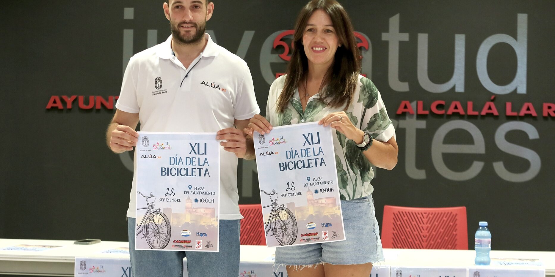 Belen y Dani presentando Día de la Bicicleta 2025 de pie