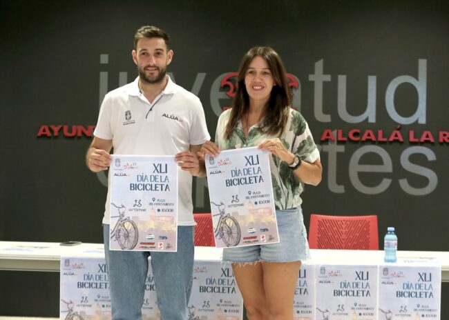 Belen y Dani presentando Día de la Bicicleta 2025 de pie
