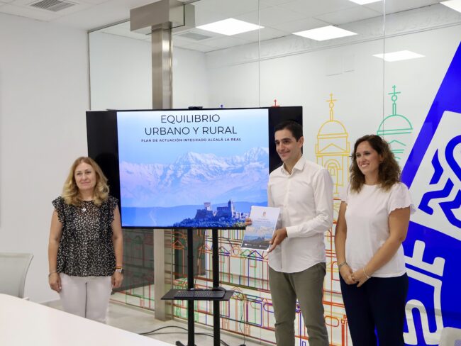 Concesión Planes Edil Marino, Encarni y Merce Flores de pie
