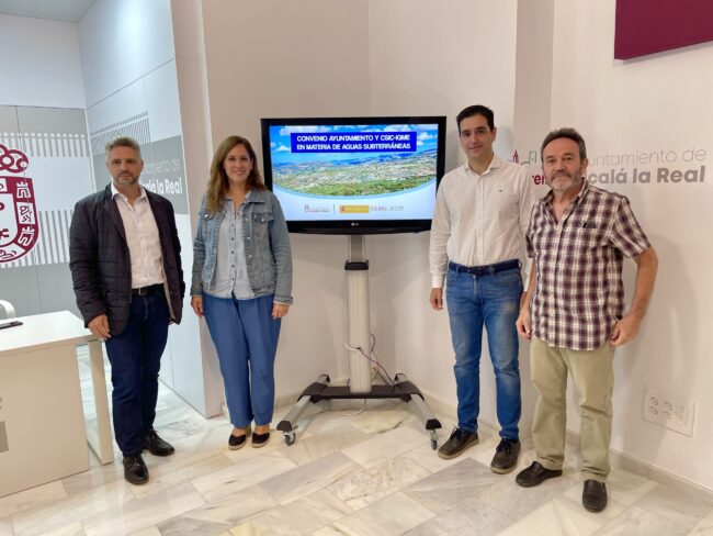 Marino, Merce Flores y Crisanto convenio IGME de pie
