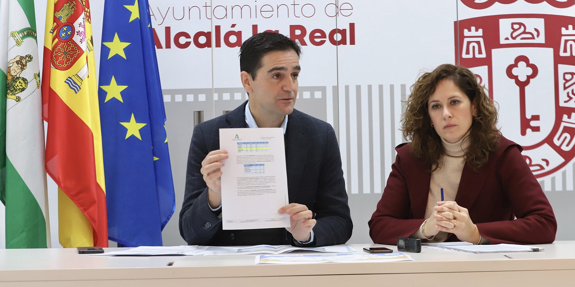 Marino y Merce Flores mesa subestación eléctrica