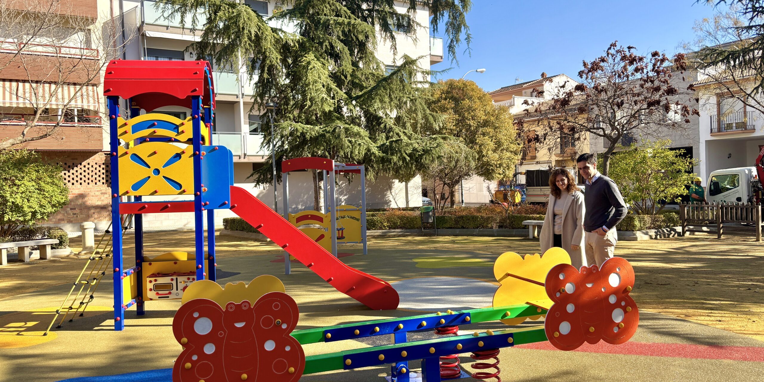 Parque Sardos columpios Marino y Merce Flores