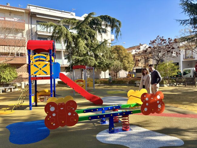 Parque Sardos columpios Marino y Merce Flores