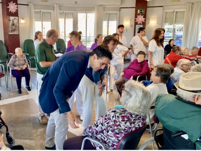 Marino y Merce Linares en residencia de mayores