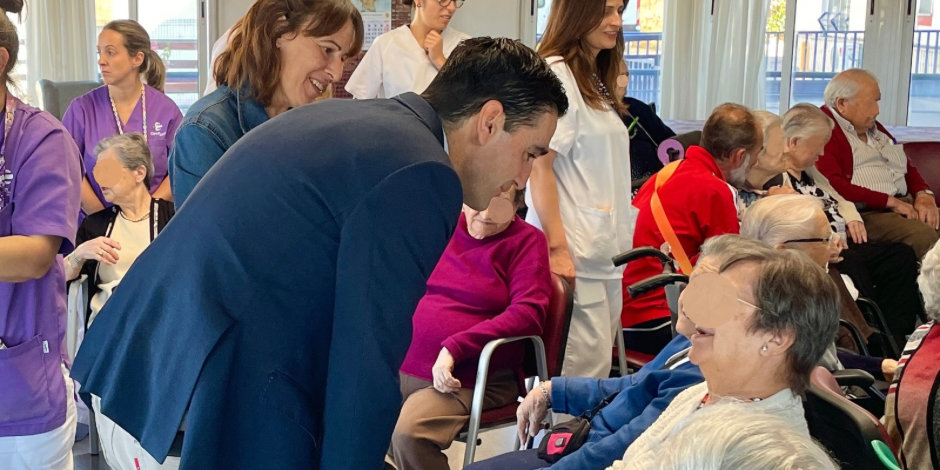 Marino saludando abuelos en la residencia caras pixeladas