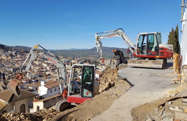 Máquinas trabajando en muro derrumbado en Las Cruces