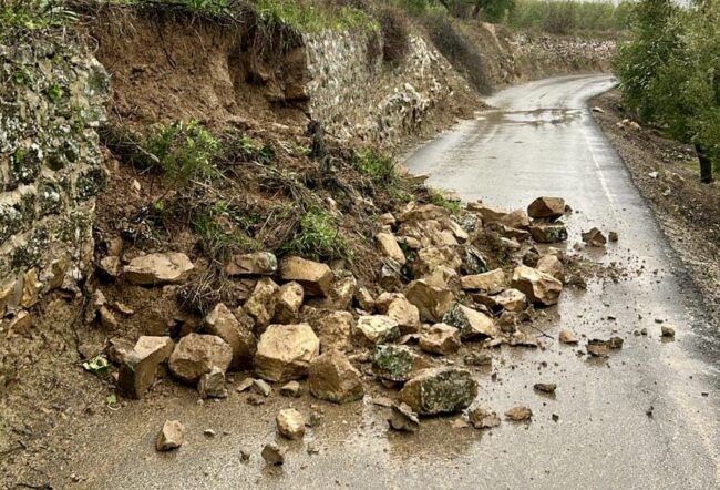 Muro caído en camino rural por temporal 2026