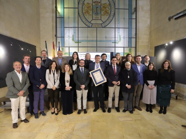 Entrega título cronista Paco Toro con Corporación