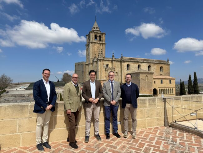 Marino en la Mota con el director de la Alhambra foto de grupo