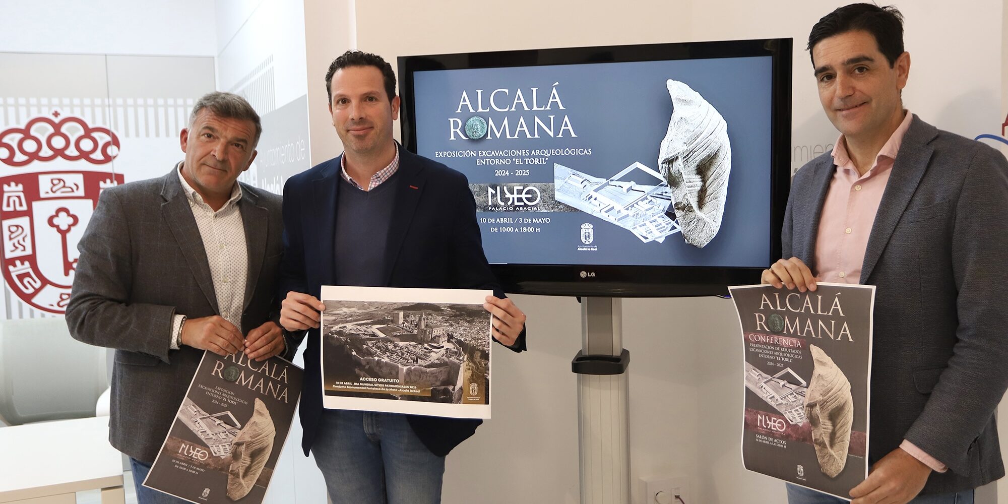 Marino, José Moyano y Carlos Calvo con cartel Alcalá romana