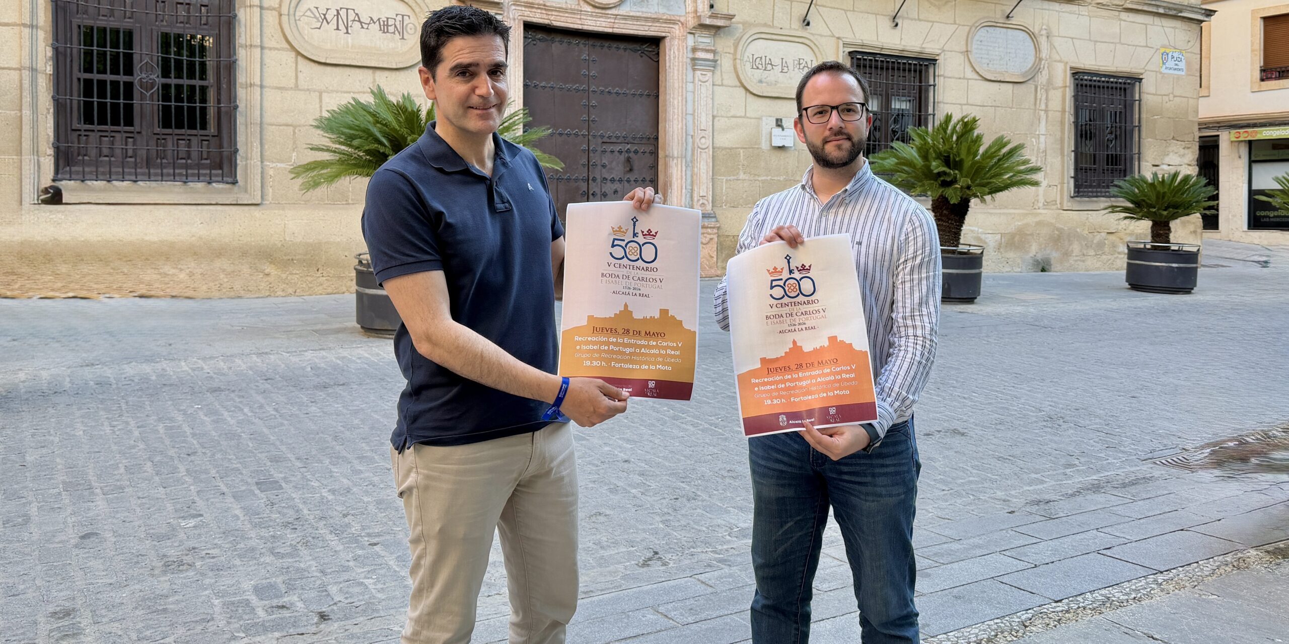 Marino y Juanma con Cartel centenario Carlos V