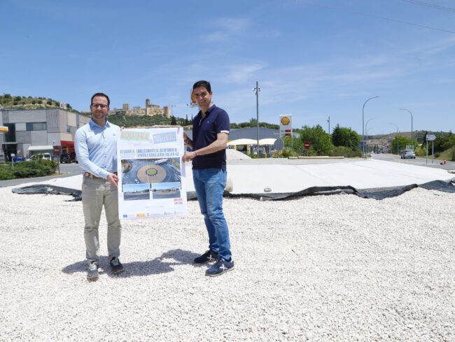 Marino y Juanma con cartel rotonda Shell