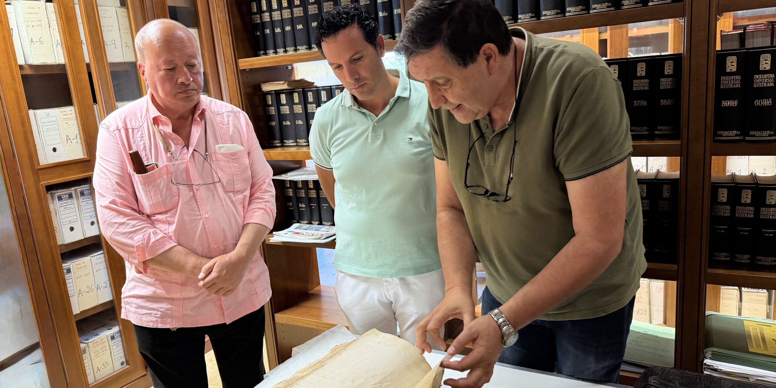 Jose Moyano, Paco Toro y Fernando de Artacho con documentos Patrimonio Archivo