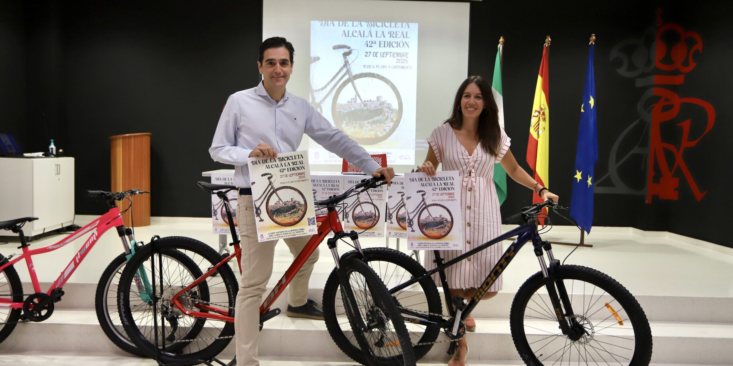 Marino y Belen Día Bici 2026 de pie