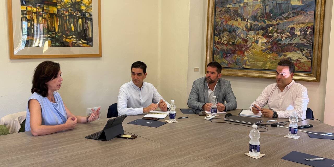 Alcaldes Priego, Loja y Marino con Mª Luisa Ceballos mesa