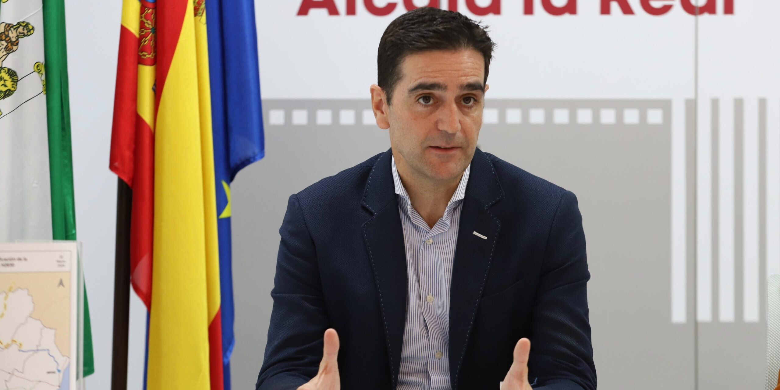 Marino Aguilera sentado rueda de prensa